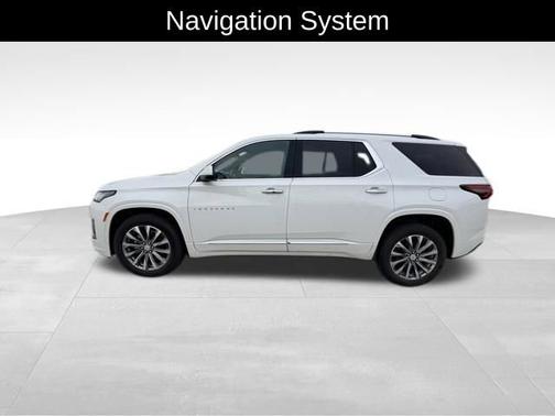 Iridescent Pearl Tricoat 2023 Chevrolet Traverse Premier