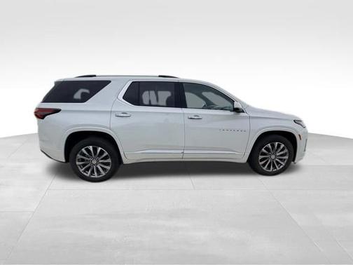 Iridescent Pearl Tricoat 2023 Chevrolet Traverse Premier