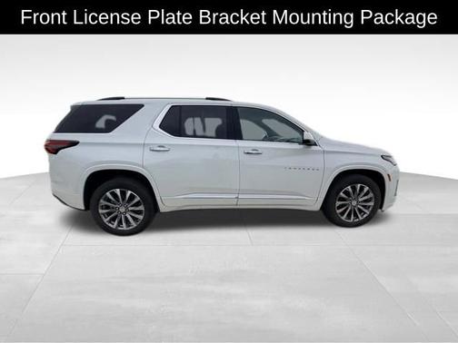 Iridescent Pearl Tricoat 2023 Chevrolet Traverse Premier