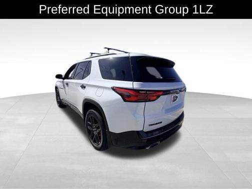 Iridescent Pearl Tricoat 2022 Chevrolet Traverse Premier
