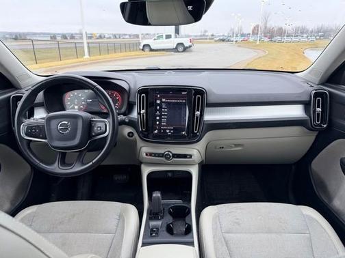 2020 Volvo XC40 T5 Momentum