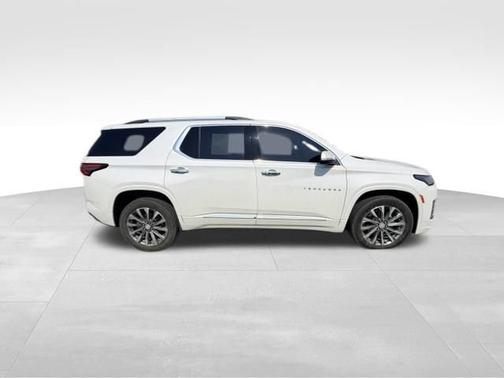 Iridescent Pearl Tricoat 2023 Chevrolet Traverse Premier