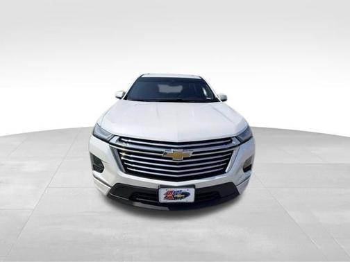 Iridescent Pearl Tricoat 2023 Chevrolet Traverse Premier