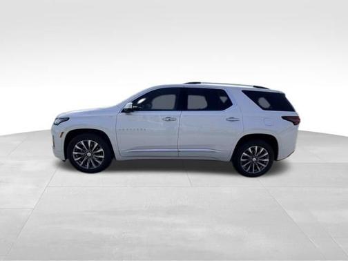 Iridescent Pearl Tricoat 2023 Chevrolet Traverse Premier