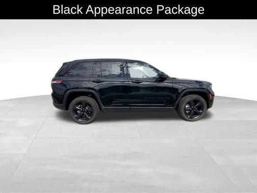 Diamond Black Crystal Pearlcoat 2023 Jeep Grand Cherokee Limited