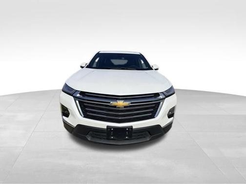 Iridescent Pearl Tricoat 2023 Chevrolet Traverse LT Leather