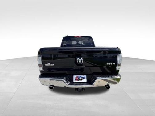 Diamond Black Crystal Pearlcoat 2019 RAM 1500 Classic Big Horn