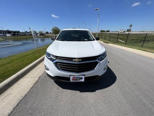 Photo 2 of 4 of 2019 Chevrolet Equinox LS
