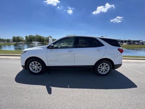 Photo 3 of 4 of 2019 Chevrolet Equinox LS