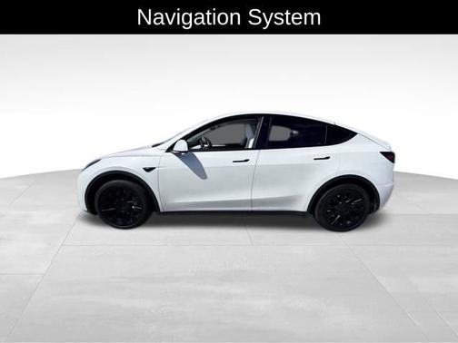 White 2024 Tesla Model Y LONG RANGE