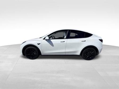 White 2024 Tesla Model Y LONG RANGE