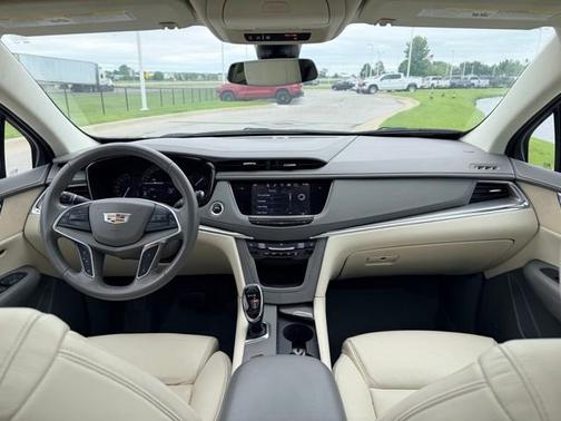 Silver Coast Metallic 2017 Cadillac XT5 Luxury AWD