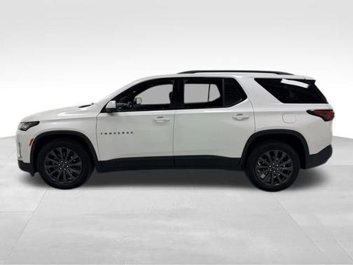 Iridescent Pearl Tricoat 2023 Chevrolet Traverse RS