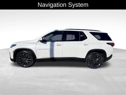 Iridescent Pearl Tricoat 2023 Chevrolet Traverse RS