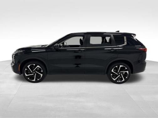 Black 2022 Mitsubishi Outlander SE