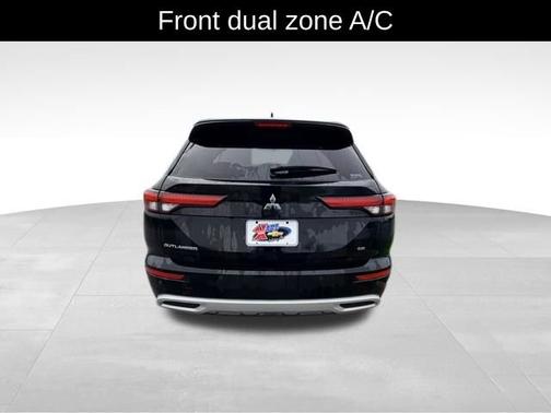 Black 2022 Mitsubishi Outlander SE