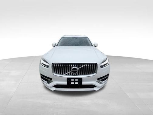 CRYSTAL WHITE MET 2023 Volvo XC90 Plus