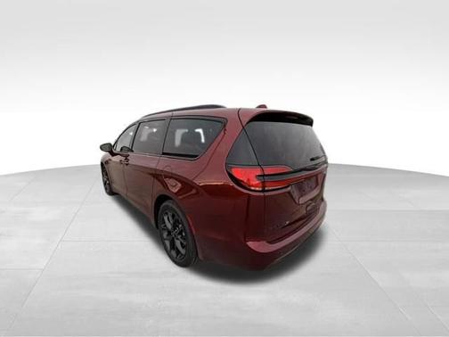 Velvet Red Pearlcoat 2022 Chrysler Pacifica Touring L
