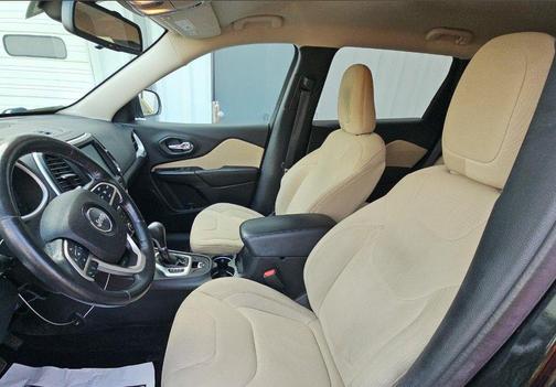 Brilliant Black Crystal Pearlcoat 2016 Jeep Cherokee Latitude