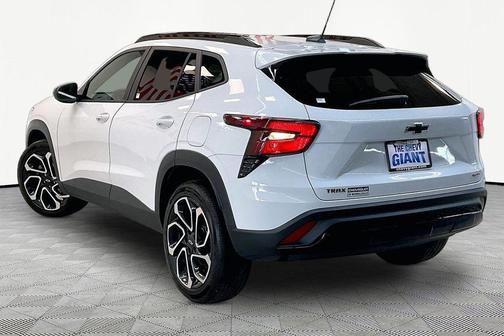Summit White 2026 Chevrolet Trax FWD 2RS