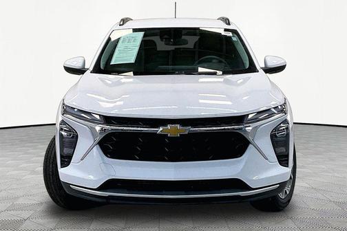 Summit White 2025 Chevrolet Trax LT