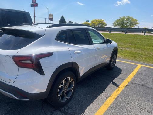 Summit White 2025 Chevrolet Trax LT