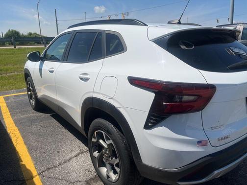 Summit White 2025 Chevrolet Trax LT