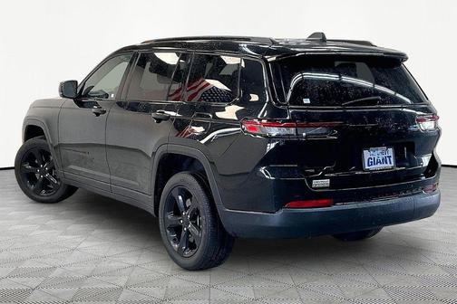 Diamond Black Crystal Pearlcoat 2022 Jeep Grand Cherokee L Altitude