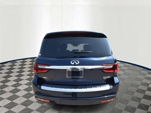 2023 INFINITI QX80 LUXE