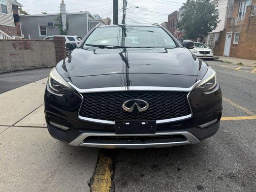 2017 INFINITI QX30 Premium