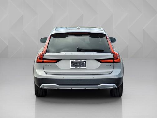 2025 Volvo V90 Cross Country Plus