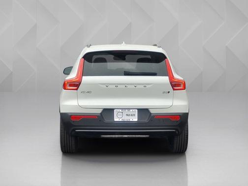 Crystal White 2026 Volvo XC40 Plus