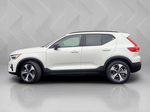 Crystal White 2026 Volvo XC40 Plus