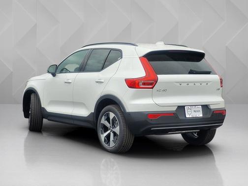 Crystal White 2026 Volvo XC40 Plus