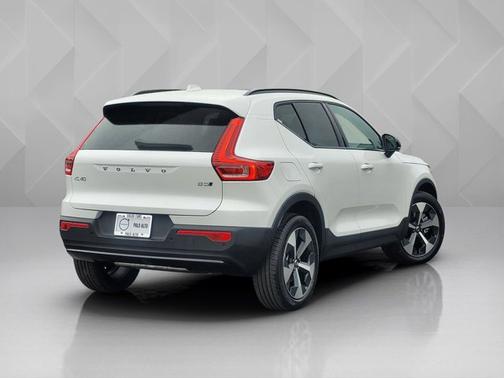 Crystal White 2026 Volvo XC40 Plus