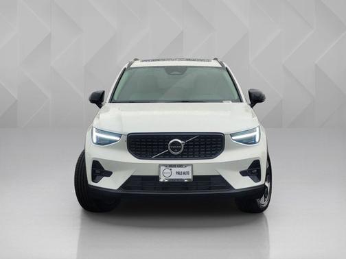 Crystal White 2026 Volvo XC40 Plus