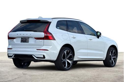 2024 Volvo XC60 Recharge Plug-In Hybrid Ultimate Dark Theme