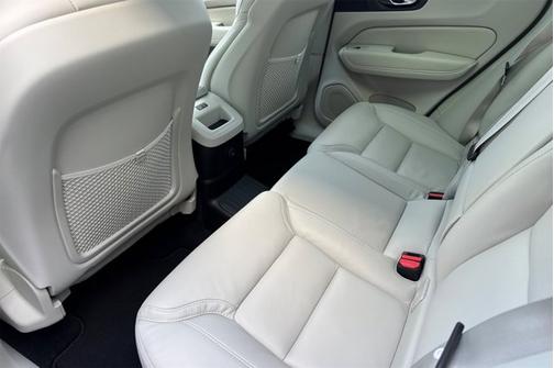 2024 Volvo XC60 Recharge Plug-In Hybrid Ultimate Dark Theme