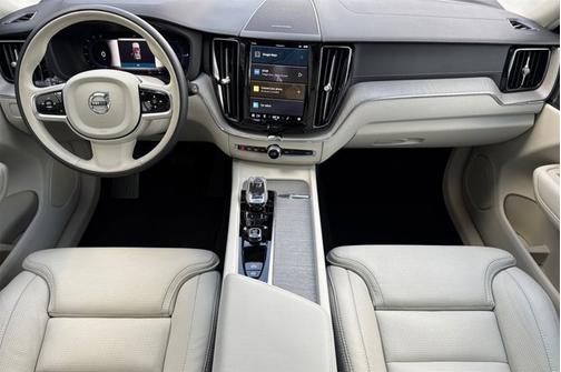 2024 Volvo XC60 Recharge Plug-In Hybrid Ultimate Dark Theme