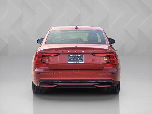 2024 Volvo S60 Recharge Plug-In Hybrid Ultimate Dark Theme