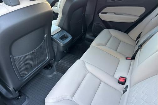 2026 Volvo XC60 Plus