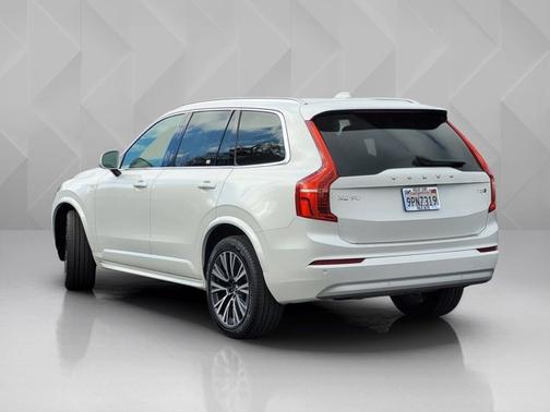 2022 Volvo XC90 Momentum