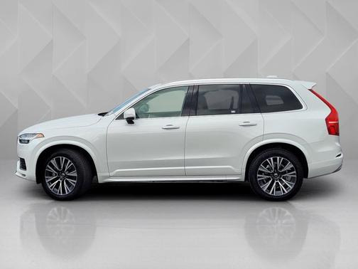 2022 Volvo XC90 Momentum