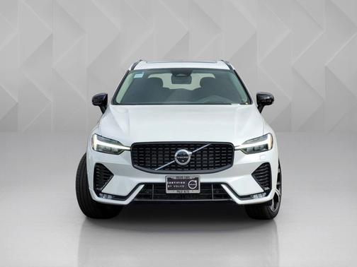 2023 Volvo XC60 Ultimate Dark Theme