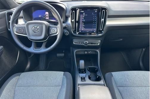 2025 Volvo XC40 Core Bright Theme