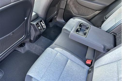 2025 Volvo XC40 Core Bright Theme