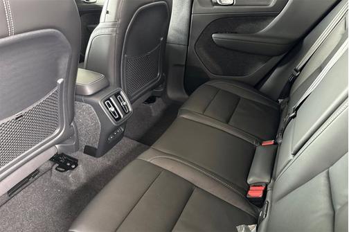 2025 Volvo XC40 Core Bright Theme