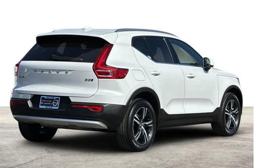 2025 Volvo XC40 Core Bright Theme
