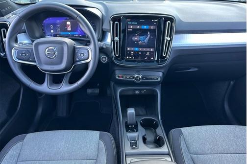 2025 Volvo XC40 Core Bright Theme