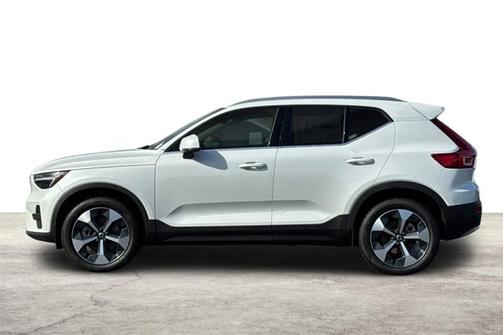 2025 Volvo XC40 Core Bright Theme